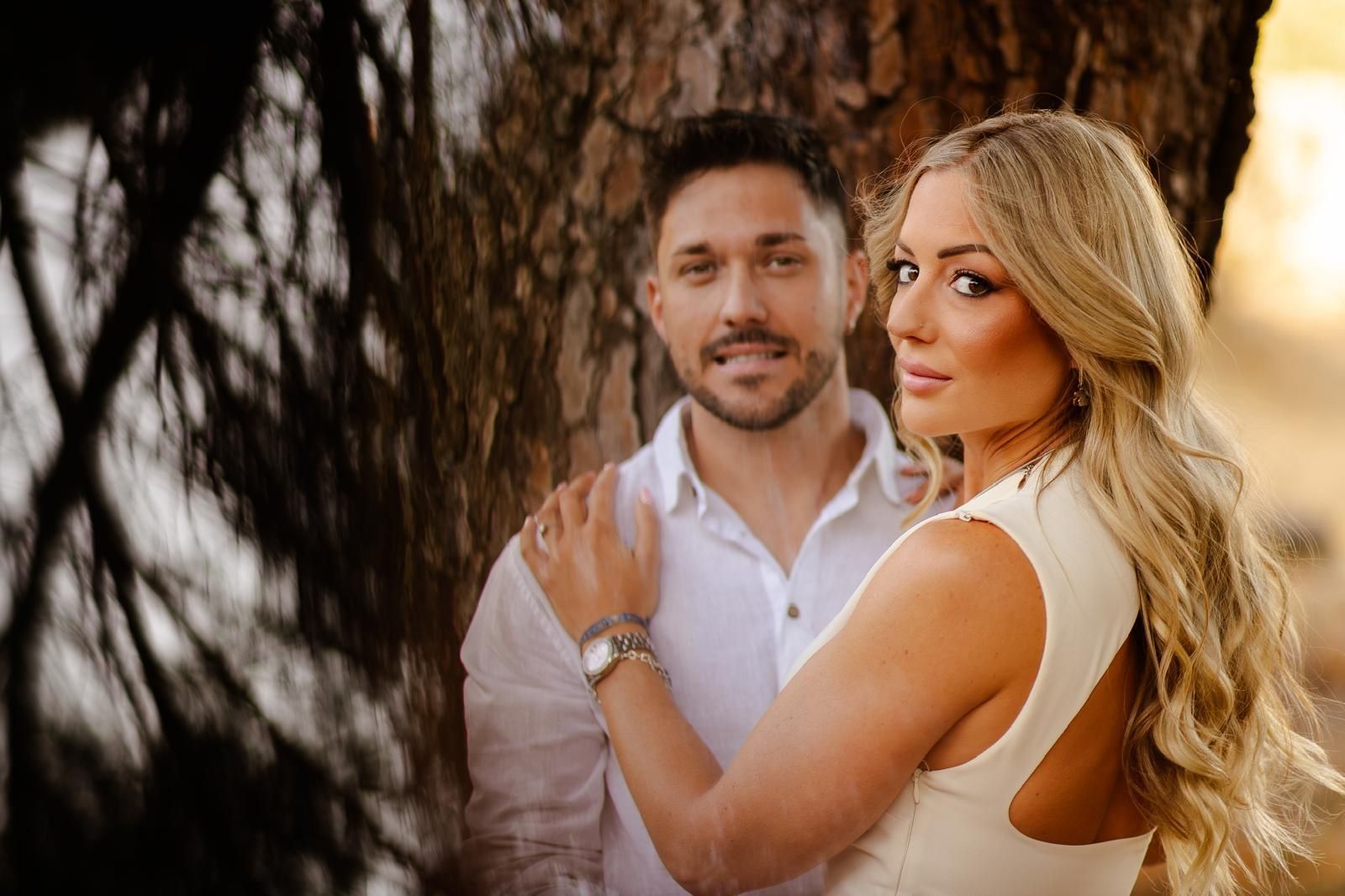 Retrato de los novios junto a un pino