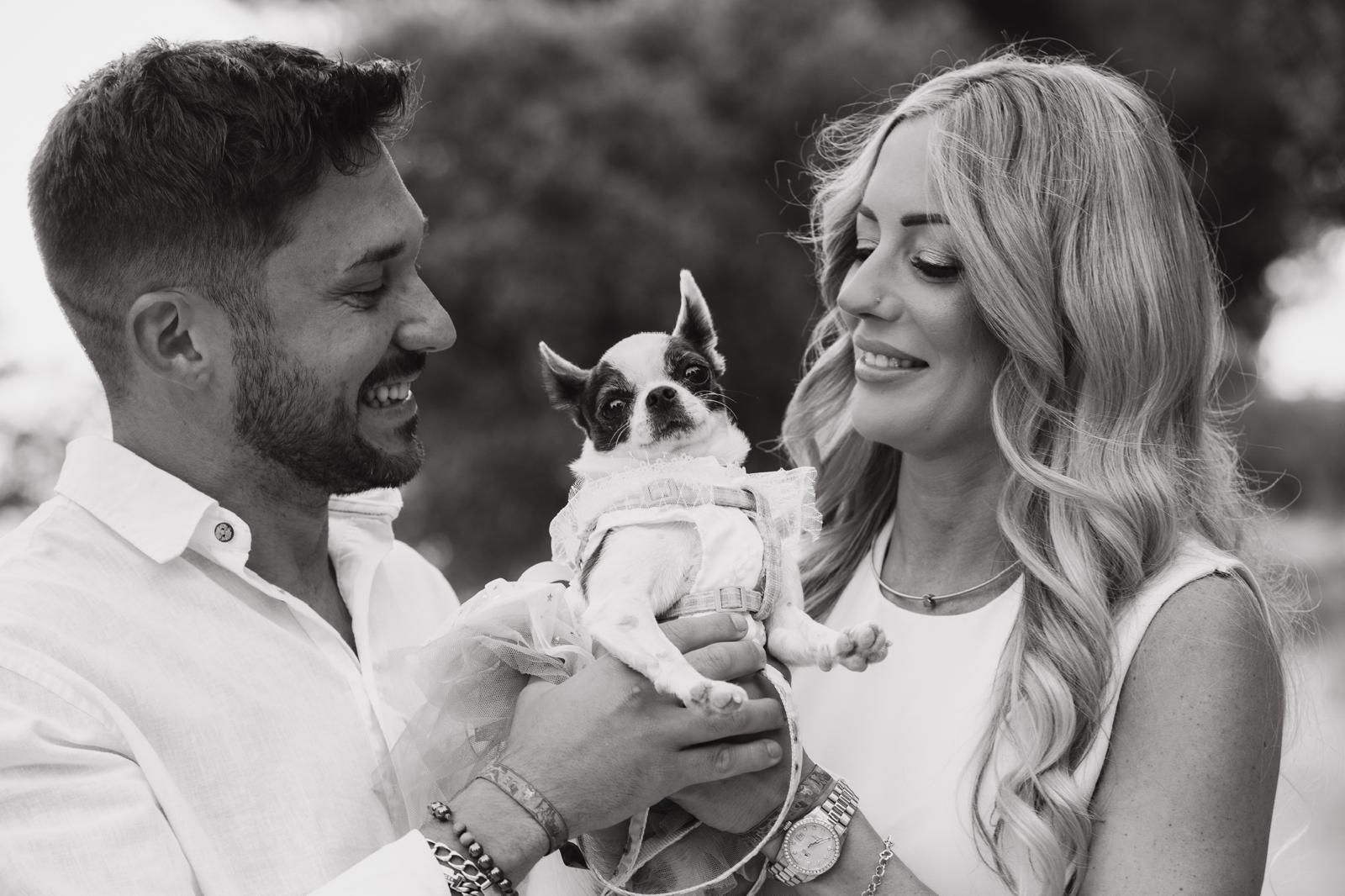 Los novios con su perrita chihuahua