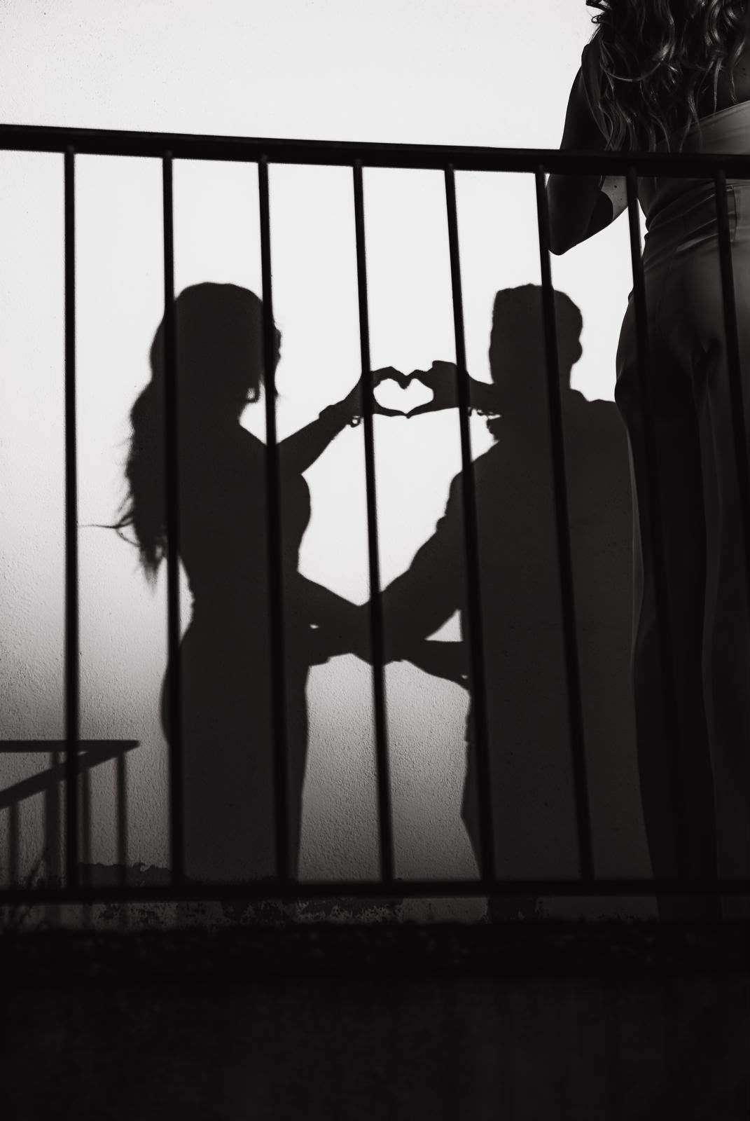 Sombras de los novios formando un corazón con las manos